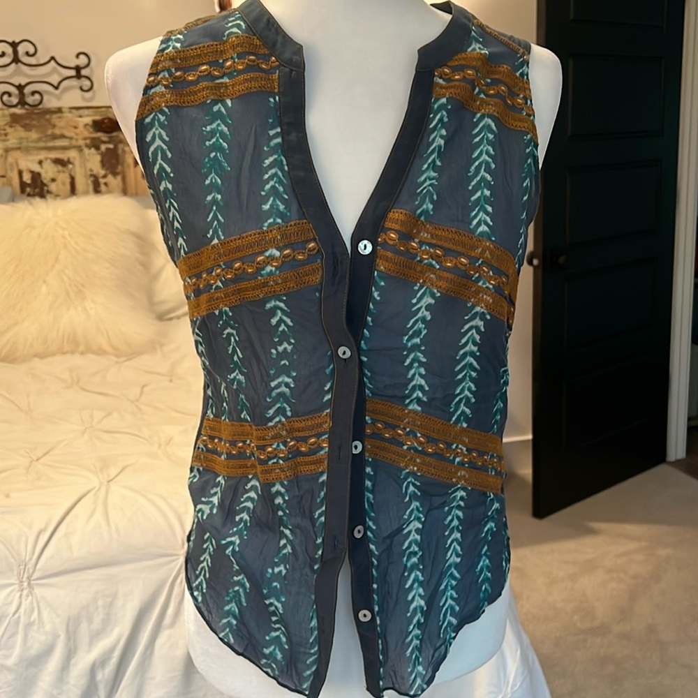 Tiny anthropologie top / embroidery details
